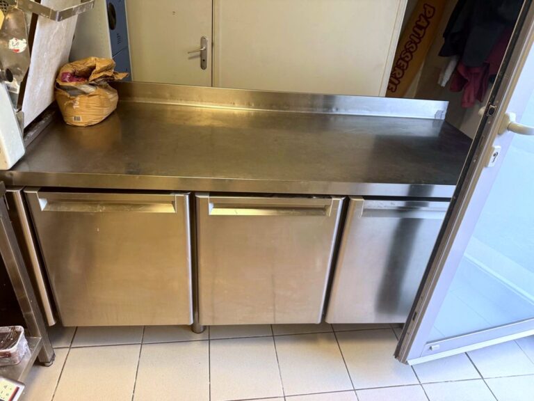 Table réfrigérée inox nettoyée