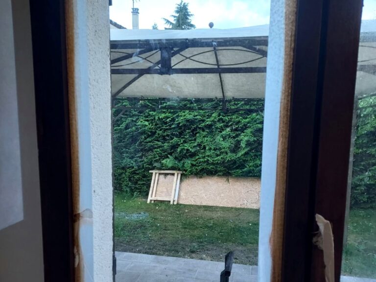 Vitre avant nettoyage, traces de chantier