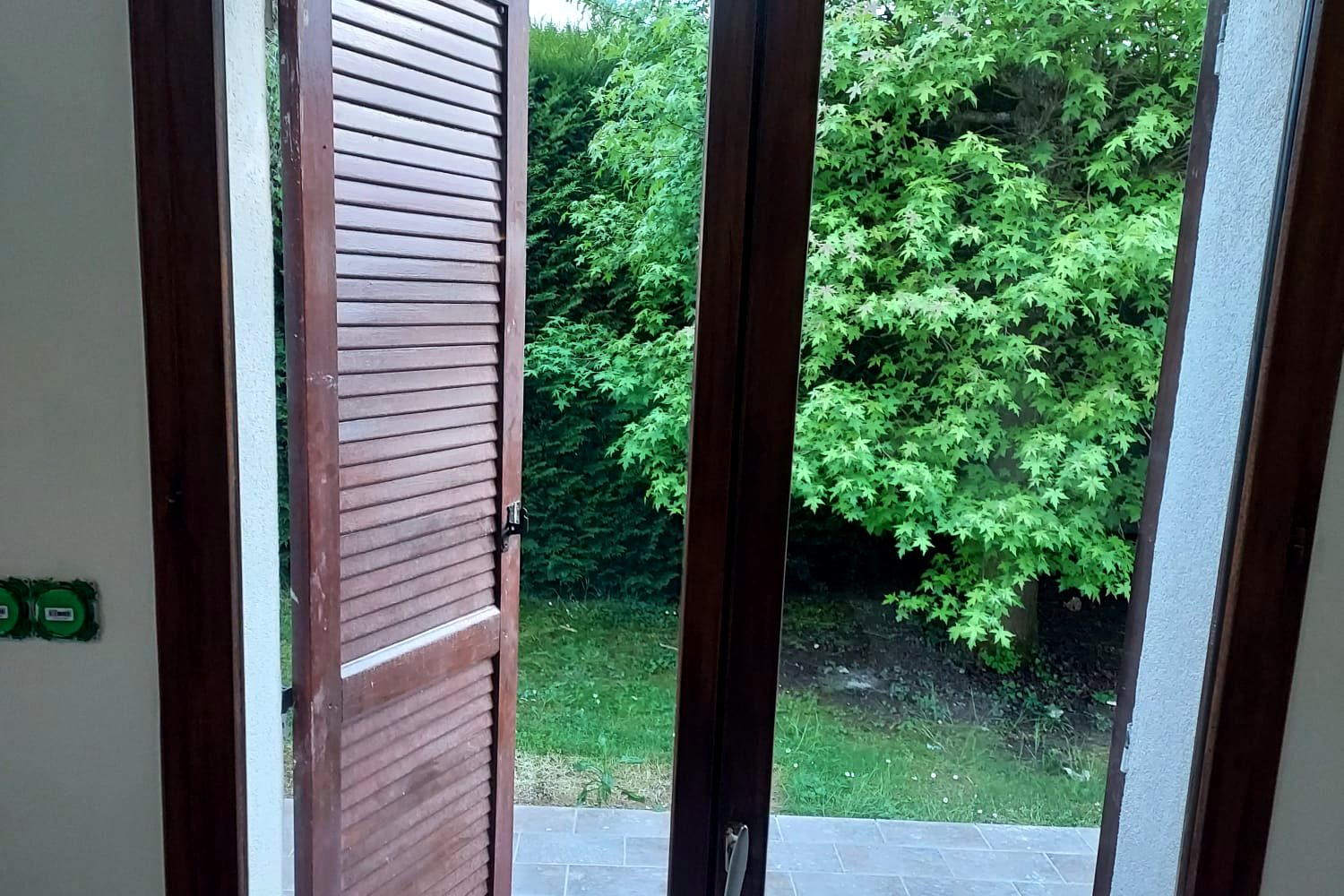 Porte-fenêtre aux vitres nettoyées